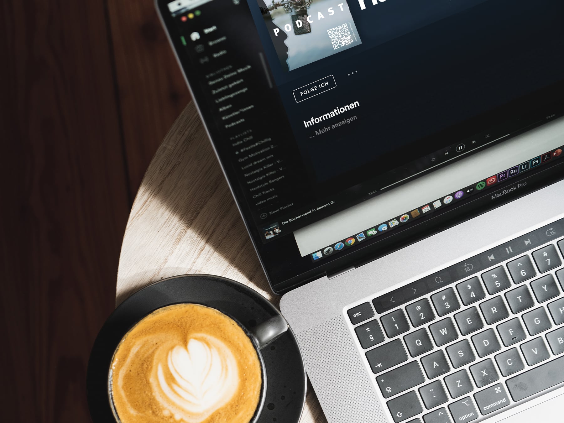Podcast Vermarktung und Hosting - Kaffee neben einem Laptop
