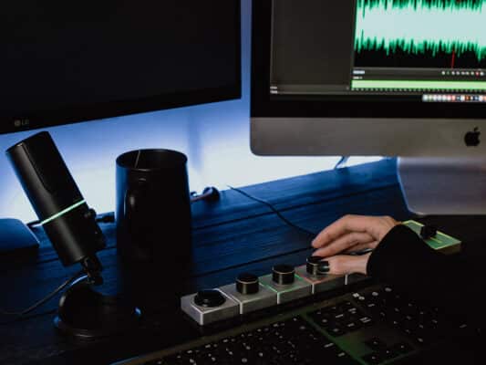 Soundbranding- Frau bedient ein Mischpult am PC